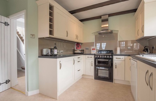 Dinas Cross Cottage | Tides Reach, Holiday Cottage Cwm yr Eglwys, Sleeps 6, 3 bedrooms, bathrooms