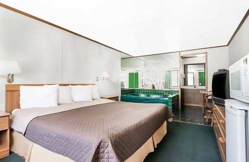 Summitt Hotel | Tidy Unit, Outdoor Pool, Free Parking, WiFi, Pets Allowed