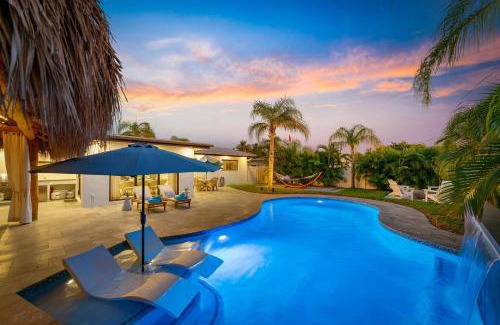 North Corals House | Tiki Hut Paradise Mins to Beach w Fire Pit