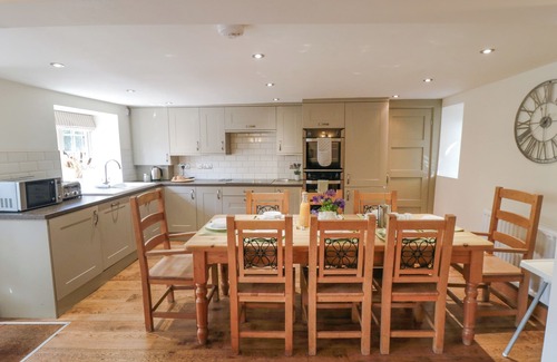 West Heslerton Cottage | TILLERS COTTAGE, pet friendly, character holiday cottage in Ebberston