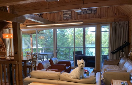 Blue Sea Cottage | Timber cottage with hot tub & sauna. Chalet de bois timber avec spa & sauna.