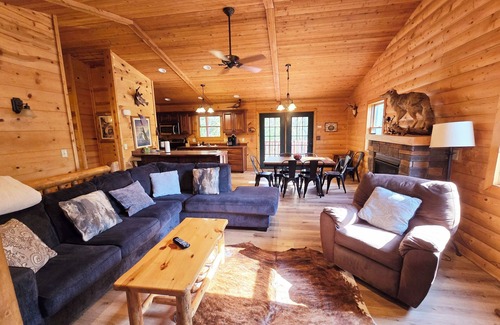Harpers Ferry Cabin | Timber Ridge Lodge w/hot tub & POOL!