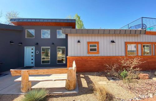 Kanab House | Timber & Tin D 2Bed 2Bath w Pool & Rooftop Deck