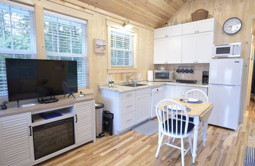 Durants Neck Cottage | Timber Tiny House~ Screen Porch~ Fire Pit~ Private Driveway~ Country Getaway