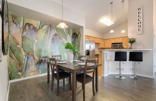 Side Hill Apartment | Timberline Retreat – King Bed, Fireplace & Pool!