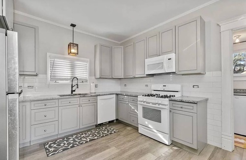 Huntley Apartment | Timeless Elegance: Victorian 1890, Spacious 1st Floor Apartment.