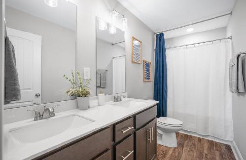 Clarksville House | Timeless Escape Family Friendly Free Wi-Fi and Parking
