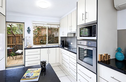 Coolum Beach Apartment | Tiny Comfy Flat with Bikes