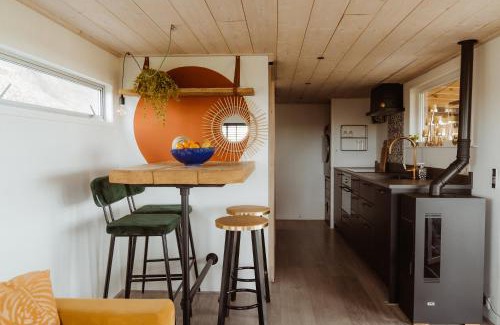 Menaldum Ski Chalet | Tiny Farm House met hot tub.