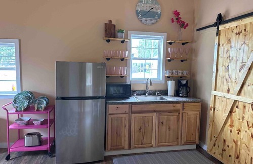 Pawhuska House | Tiny Flamingo's Nest - Cottage Near Pioneer Woman Mercantile - Pet friendly!