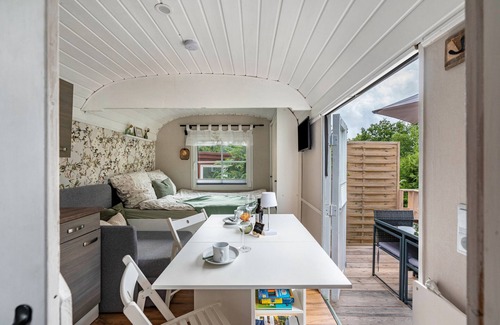 Oelsnitz House | Tiny Home 'Amselnest' with Lake View, Private Terrace and Wi-Fi