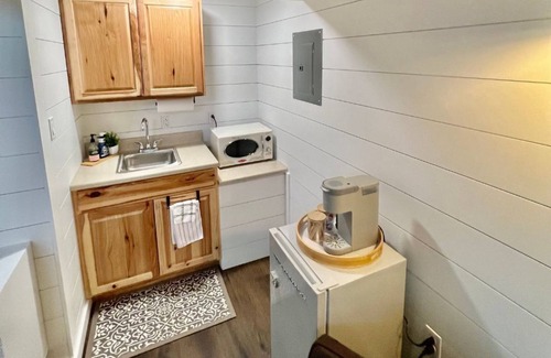 Lakehills Cabin | Tiny Home at Medina Lake (w/Hot Tub & Pool)