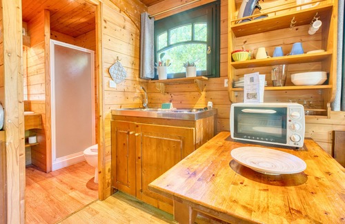 Monsac House | Tiny Home 'La Roulotte Rouge' with Private Garden, Balcony and Wi-Fi