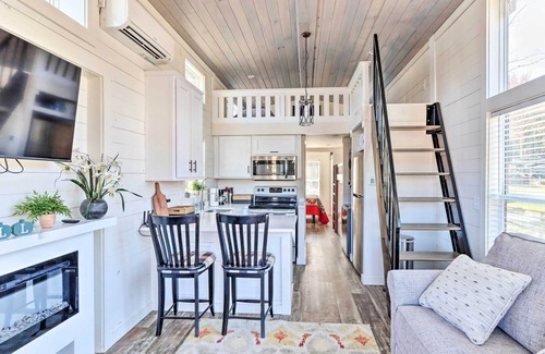 Morganton House | Tiny Home Retreat w/Fire Pit ~ 3 Mi to Lake!