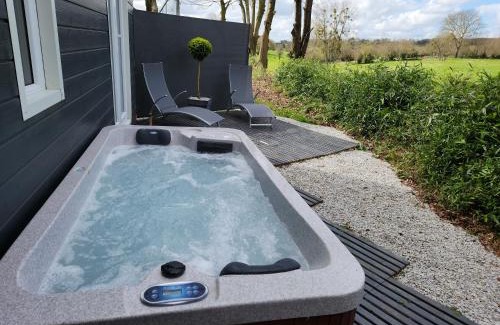 Saint-Jean-d'Elle House | tiny-house avec jaccuzi