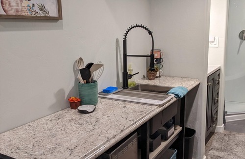 Sam Hughes Apartment | Tiny house: Casita D-downtown-UofA-Restaurants-Cafes-Bars-Shop-Museums-Parking