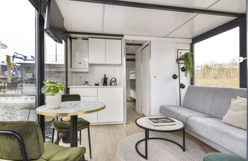 Zeewolde Boat Rental | Tiny houseboat near the restaurants and the center