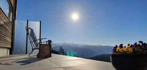Voss House | Tiny mountain cabin with a panoramic view