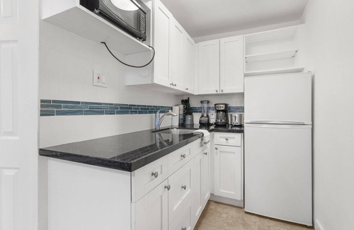 Coral Ridge Apartment | Tiny Pad 1Ml to Beach + FREE Heated Pool
