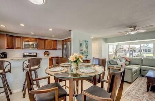 Fort Myers House | TIPSY TIKI - Pool, Canal, Outdoor Bar, King Bed