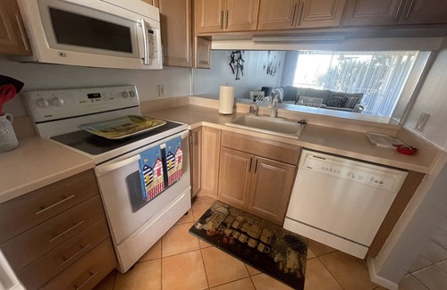 Jupiter Bay Condo | Tired of the cold? Come warm up with us at Jupiter Bay ! 3 min ride to Beach !