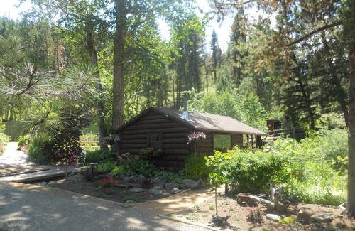 Jefferson County Cabin | Tizer Botanic Gardens Cabin 1/2 way between Yellowstone & Glacier National Parks
