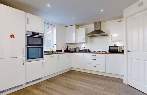 Stanford-le-Hope House | Tms Lovely 5-Bed House in Stanford-le-Hope