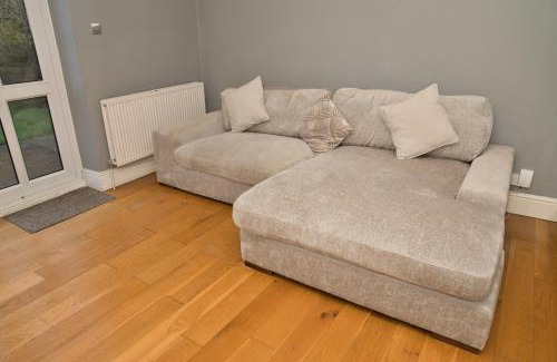 Ealing Common Apartment | Together in Ealing , Cosy 2-Bed Flat with Garden, Patio and Parking for Family of 5