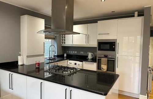 Ealing Common Apartment | Together in Ealing , Cosy 2-Bed Flat with Garden, Patio and Parking for Family of 5