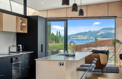 Hamurana Villa | Toka Ridge Lake view, Lux Villa 3bd2bth w/HotTub