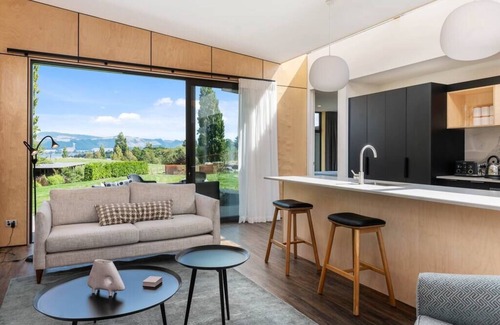 Hamurana Villa | Toka Ridge Lake View, Lux Villa 2bd2bth w/HotTub
