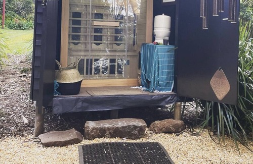 Mount Tomah Bed & Breakfast | Tomah Retreat, CHILL with Bath, Sauna and Fireplace near Botanic Gardens, Next to the Botanical Gar