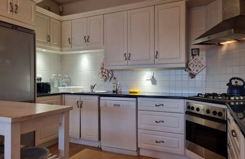Strand Apartment | 'Top Flat' @ 121 Beach - 3 Bedroom with Built in Veranda and Easy Beach Access