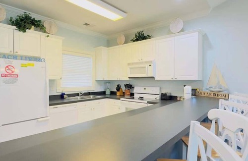 Central Myrtle Beach Apartment | Top-Floor 2BR Condo with Elevator, Golf & Beach