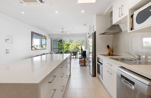 Noosa Heads Apartment | Top floor apartment on the iconic Hastings Street