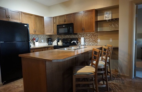 South Pandosy Condo | TOP FLOOR/Playa Del Sol, Great views! Seeking Longer-Term Stays, contact owner.
