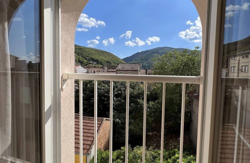 Mazamet House | Top floor townhouse with hot tub