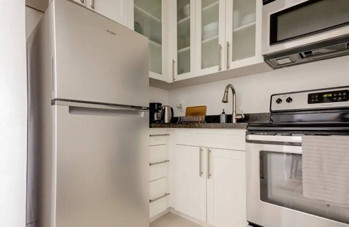 Seybold Apartment | Top Floor Waterfront Unit - Bay View - Free Parking