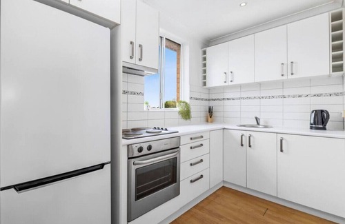 Richmond Apartment | Top level one bedroom apartment with MCG views