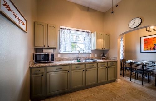 Vallejo Apartment | ~ Top of St. Vincent Hill ~ Walk to Farmers Market, SF Ferry, & Transit Hub ~
