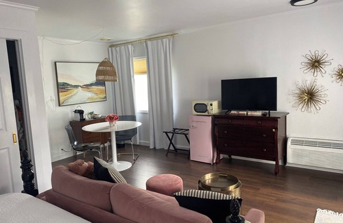 Weatherford Cottage | Top of the Hill-Cozy 1 bed/1 bath cottage, less than one mile to downtown.