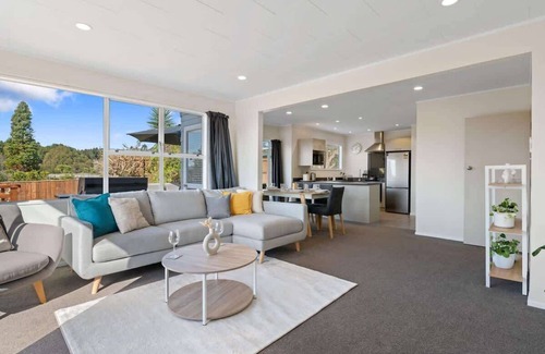 Springfield House | Top Spot Rotorua | Spa Pool & EV Charger