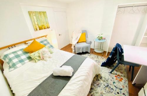 Woodbine Gardens Bed & Breakfast | Toronto Bed & Breakfast - Free parking