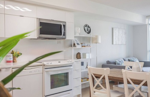 Wellington Place Condo | Toronto CN Tower lakeshore condo 1+1 2BR stunning Lake & City pink Sunset