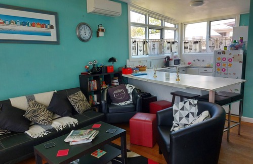 Torquay Cottage | Torquay cute cosy retro 2bRoom holiday unit near beaches, and pets welcome.