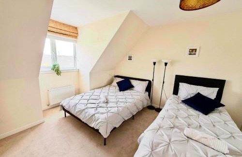 Longcroft House | Torwood Townhouse - Free Parking, SuperFast WiFi and Contractor Friendly