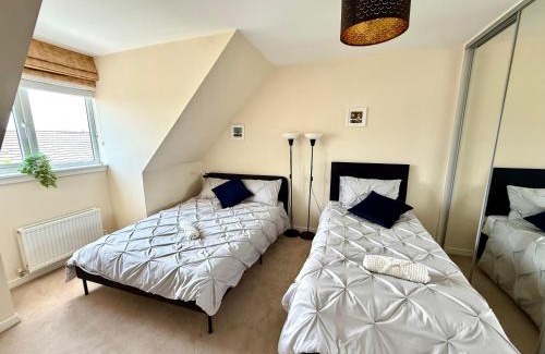 Longcroft House | Torwood Townhouse - Free Parking, SuperFast WiFi and Contractor Friendly