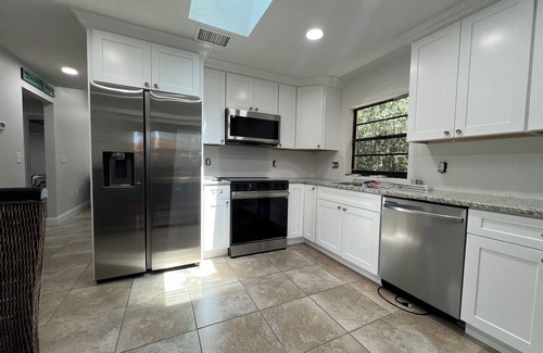Springs at Kings Bay Apartment | Totally Renovated near Pete's Pier with Trailer Parking Walk to Three Sisters!