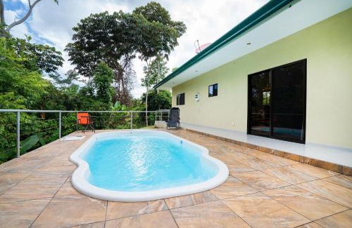 Parrita House | Toucan Villa Newer with WiFi & Pool - Digital Nomad Friendly