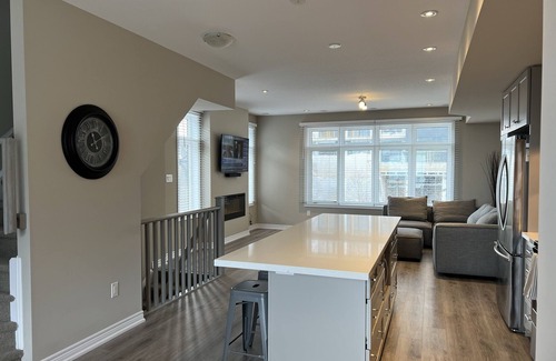 Grimsby House | Tourists Dream Waterfront Location! Half way between Niagara Falls and Toronto,!